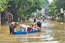 Nhiều tuyến phố phường Hà Giang 1 và 2 ngập sâu do ảnh hưởng cơn bão số 11