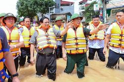 Thủ tướng tới Thái Nguyên chỉ đạo khắc phục hậu quả mưa lũ, thăm hỏi người dân