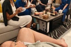 H'Hen Niê chi 300 triệu ở cữ phòng sang như khách sạn, cảnh cả đội y tá chăm em bé khiến ai nhìn cũng ngưỡng mộ