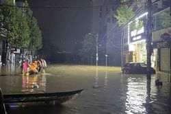 Thái Nguyên chìm trong biển nước, sinh viên kêu cứu trong đêm