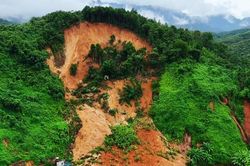 Quốc lộ gãy nền, đường ngập sâu cả mét, sạt lở hàng nghìn khối đất đá sau bão số 11
