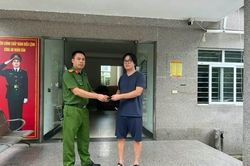 Công an phường Việt Hưng trao trả tài sản bị đánh rơi cho công dân