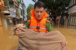 Chiến sĩ công an ôm chặt cụ bà tai biến trên đường chạy lũ ở Cao Bằng