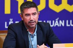 Huấn luyện viên Harry Kewell ra mắt câu lạc bộ Hà Nội