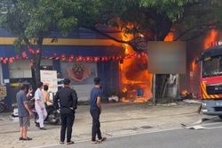 Cửa hàng điện tử ở Hà Nội cháy dữ dội