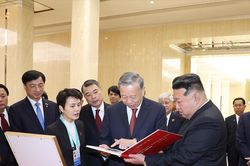 Tổng Bí thư Tô Lâm tặng nhà lãnh đạo Triều Tiên cuốn sách về tình hữu nghị