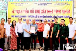 Trao 50 triệu đồng hỗ trợ xây nhà tình nghĩa cho gia đình liệt sỹ tại Hưng Nguyên Nam