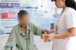 Tay chân biến dạng vì tự chữa gout hơn 20 năm