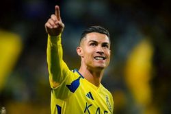 Ronaldo trở thành tỷ phú bóng đá đầu tiên