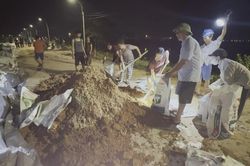 Thái Nguyên huy động người dân khẩn cấp hộ đê trong đêm