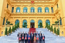 Chủ tịch nước Lương Cường trao quyết định phong hàm và bổ nhiệm các Đại sứ Việt Nam