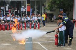 Hàng trăm học sinh trải nghiệm, thực hành phòng cháy chữa cháy