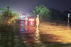 Hà Nội khuyến cáo phương tiện hạn chế lưu thông hướng đi Thái Nguyên do ngập sâu, cao tốc cũng bị ảnh hưởng
