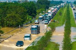 Rời vùng lũ Thái Nguyên, tài xế ô tô gặp cảnh 'thêm một lần đau' trên cao tốc