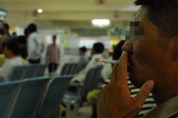 Hút thuốc lá nơi công cộng bị xử phạt như thế nào?