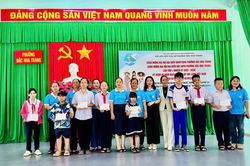 Hội Liên hiệp Phụ nữ phường Bắc Nha Trang tặng thẻ bảo hiểm y tế và học bổng cho phụ nữ, trẻ em có hoàn cảnh khó khăn
