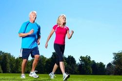 Cách sử dụng chuyển động cánh tay khi đi bộ để giảm cân tốt hơn