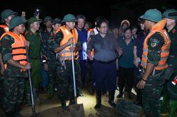 Thủ tướng thị sát vùng ngập Hà Nội, yêu cầu 2 sư đoàn ứng trực sơ tán dân