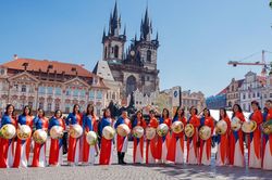 Tà áo dài Việt tỏa sắc giữa Praha trong 'Thu trong nỗi nhớ'