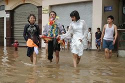 Cuộc sống sau ống kính: Quê tôi sống chung với lụt