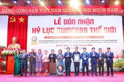 Họa sĩ Chu Nhật Quang nhận kỷ lục tranh sơn mài liền khối lớn nhất thế giới