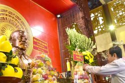 Chủ tịch Quốc hội Trần Thanh Mẫn dâng hương tại Khu lưu niệm Chủ tịch Tôn Đức Thắng