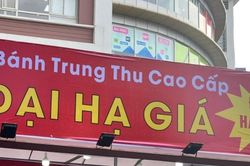 Đại hạ giá sau lễ, bánh Trung thu vẫn 'nằm im' trên kệ