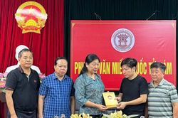 Chủ tịch Mặt trận TP Hà Nội thăm hỏi, trao hỗ trợ gia đình nạn nhân vụ cháy tại phường Văn Miếu - Quốc Tử Giám