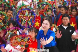 Quà Trung thu muộn nhưng ấm áp đến với học sinh xã biên giới Nghệ An