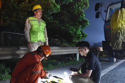 Bóc bánh chưng, phát nước uống chờ lũ rút trong đêm trên cao tốc