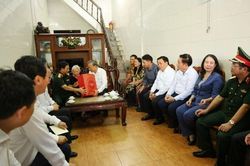 Tổng Bí thư Tô Lâm thăm, tặng quà Mẹ Việt Nam Anh hùng tại Nghệ An