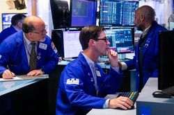 Chứng khoán Mỹ bán tháo, giá dầu sụt 4% sau tuyên bố thuế quan của Tổng thống Trump