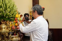 Đoàn đại biểu TP.HCM dâng hương tại Bảo tàng Hồ Chí Minh trước thềm Đại hội Đảng