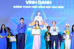 Ca sĩ Hòa Minzy nhận danh hiệu 'Thanh niên sống đẹp' năm 2025