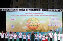 'Trăng thu biên cương' trao gần 3 tỷ đồng học bổng và quà tặng cho trẻ em vùng khó khăn