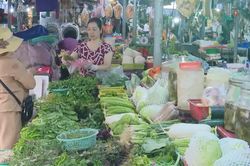 Giá rau xanh chợ dân sinh Hà Nội tăng mạnh sau bão