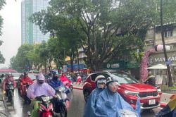 Hà Nội: Khu vực nội thành đối diện mưa to xối xả, dông, lốc, sét