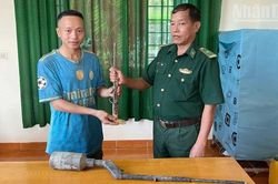 Sơn La: Người dân tự nguyện giao nộp hai khẩu súng tự chế