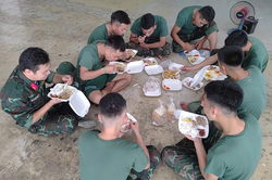 Giấc ngủ trưa của bộ đội ở vùng lũ