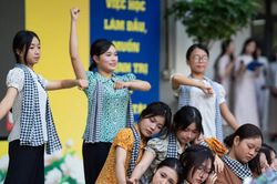 THPT Khương Đình: Kỷ niệm Ngày 20/10 bằng sự chia sẻ, yêu thương