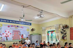 Học sinh vùng lũ tựu trường ngày đầu tiên