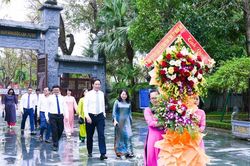Ban Tuyên giáo và Dân vận Tỉnh ủy Nghệ An dâng hương, dâng hoa tưởng niệm Chủ tịch Hồ Chí Minh