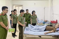 Thăm, động viên cán bộ Công an xã Hoằng Phú bị thương khi làm nhiệm vụ