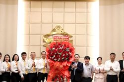 Chủ tịch UBND thành phố Phạm Đức Ấn thăm, chúc mừng doanh nghiệp nhân Ngày Doanh nhân Việt Nam