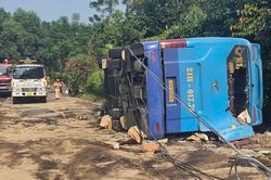Lào Cai: Xe giường nằm mất lái lao vào taluy, 3 hành khách tử vong, 14 người bị thương
