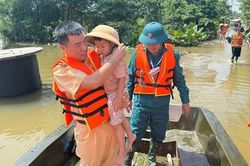 Chiến sĩ áo vàng giúp dân trong vùng tâm mưa ngập úng