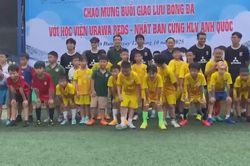 Giao lưu bóng đá quốc tế sôi nổi tại phường Việt Hưng