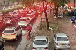 Nhiều tuyến đường Hà Nội tắc nghẽn cục bộ trong cơn mưa sớm