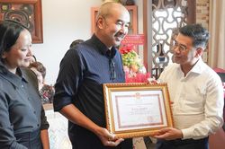 Đạo diễn Bùi Thạc Chuyên nhận bằng khen từ UBND TP. HCM cho phim 'Địa đạo'