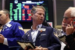 Chứng khoán Mỹ xanh rực sau khi Tổng thống Trump trấn an, giá dầu thoát đáy 5 tháng